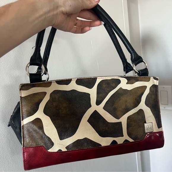 Stylish Giraffe Print Handbag with Black and Red Accents - Picture 3 of 5